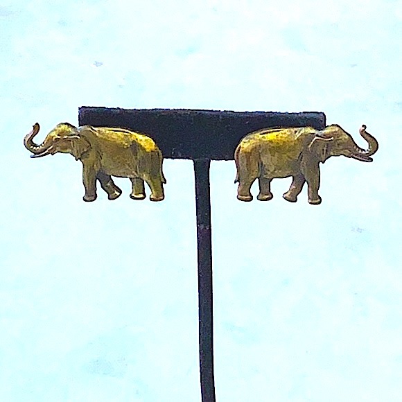 JJ JONETTE PIERCED EARRINGS ELEPHANT  ANTIQUED BRUSHED BRASS VINTAGE - Picture 2 of 7